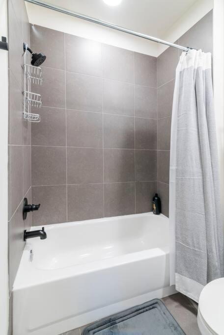 Charming Cozy Apartment With Wi-Fi & Free Parking Charlotte Buitenkant foto